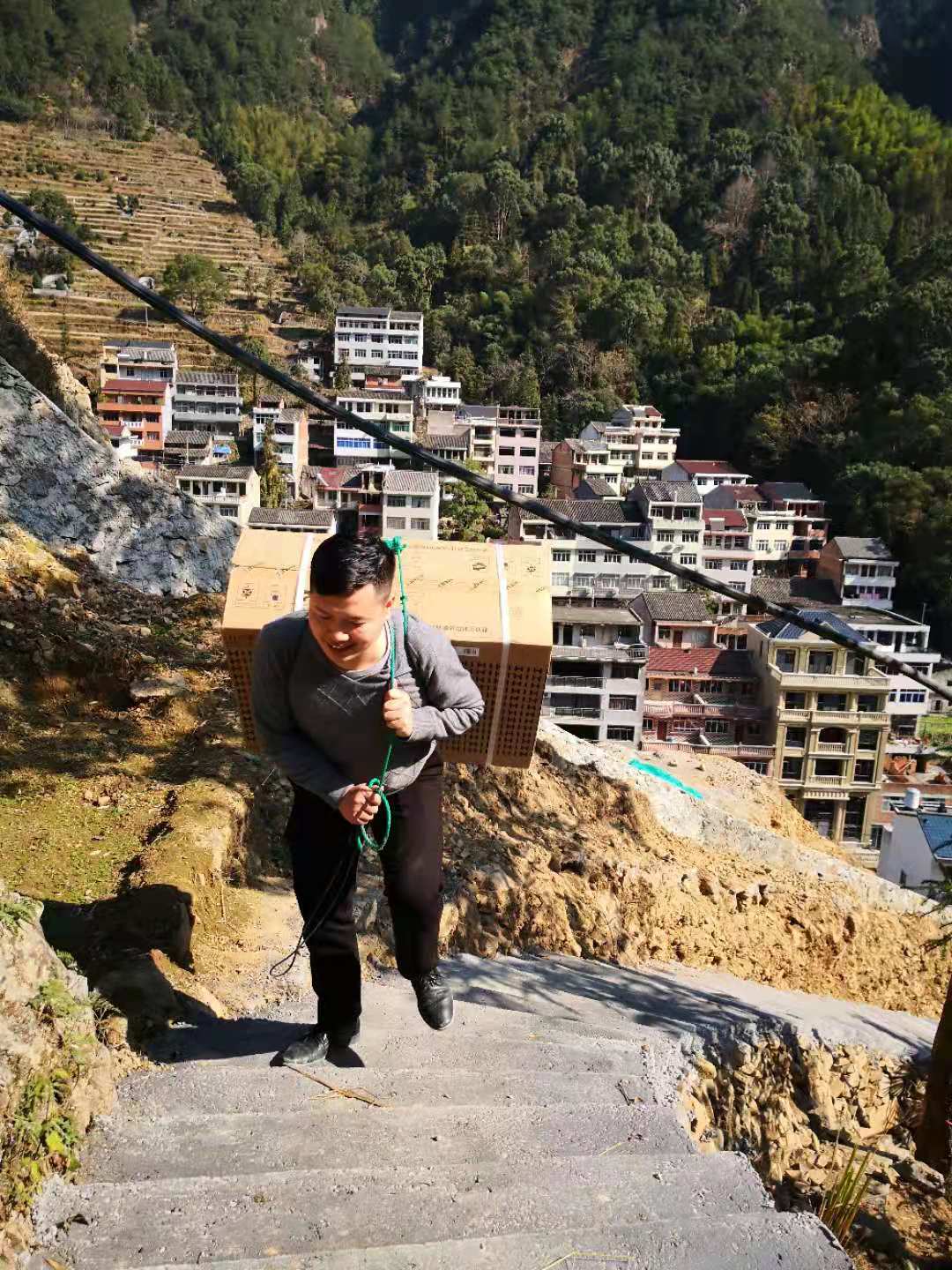 3.《駐村扶貧干部》浙江局  申文亮.jpg