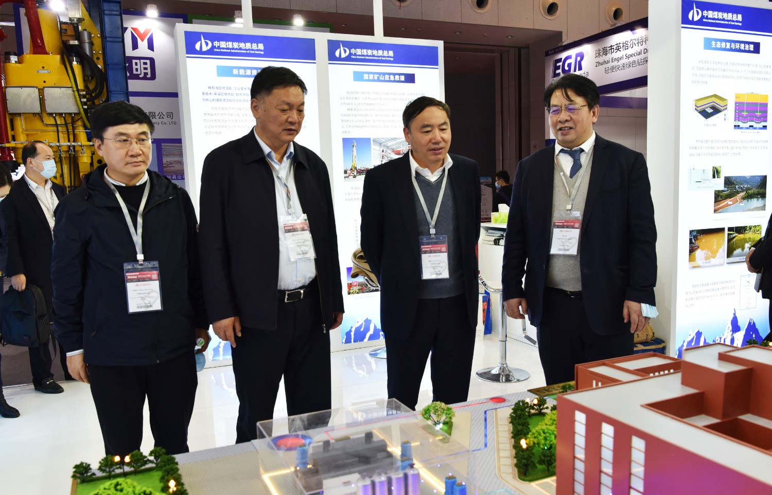 6、總局、水文局及有關單位、部門領導參觀水文局“取熱不取水”模型演示。.JPG